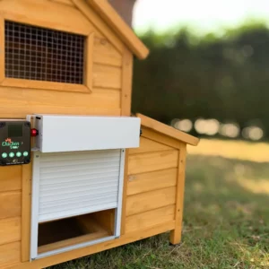 Portail automatique Chicken Door installé dans jardin